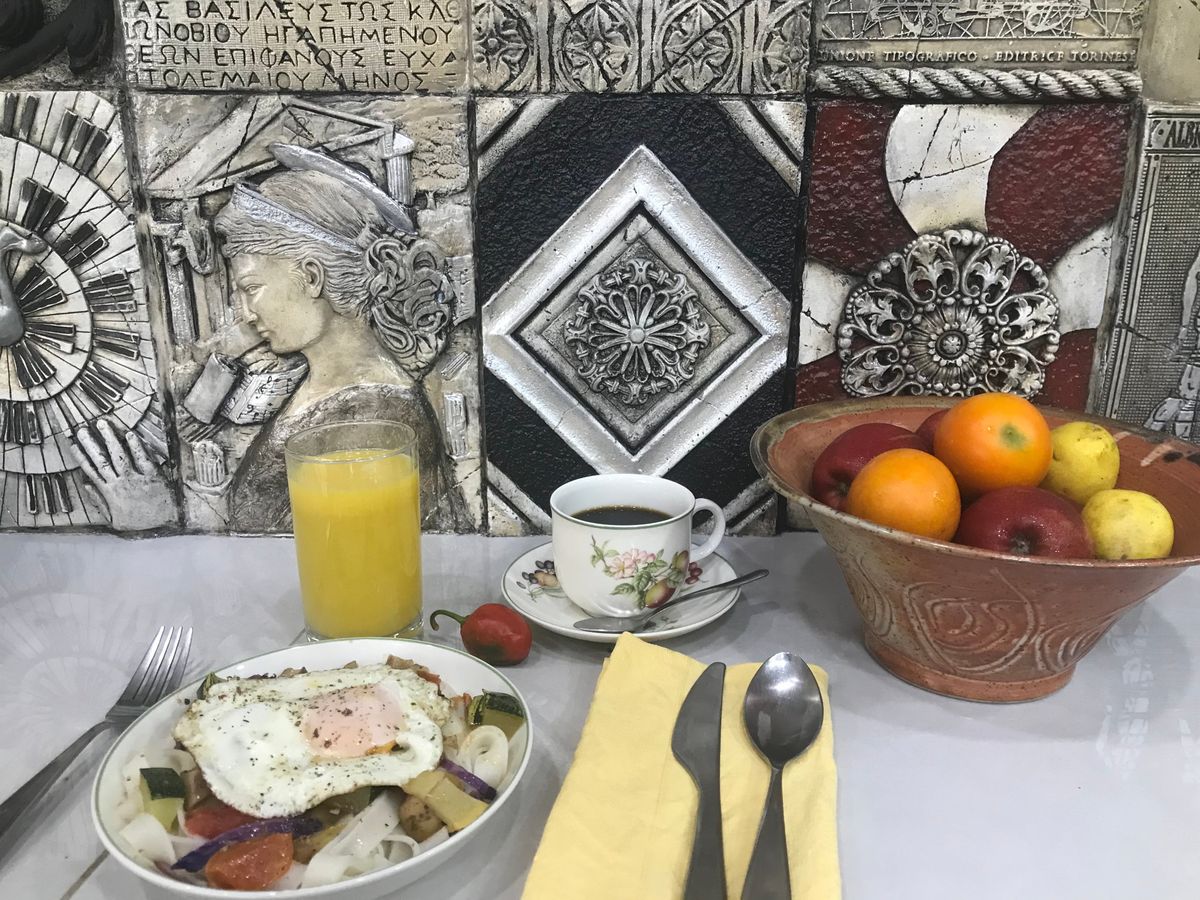 Desayuno con huevo, vegetales, café, jugo de naranja y frutas